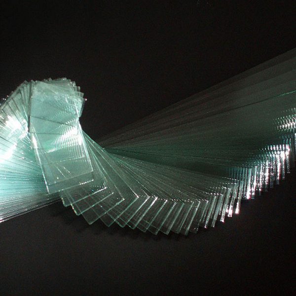 rzeźba do salonu, szkło, czarny, aranżacja wnętrz rzeźba