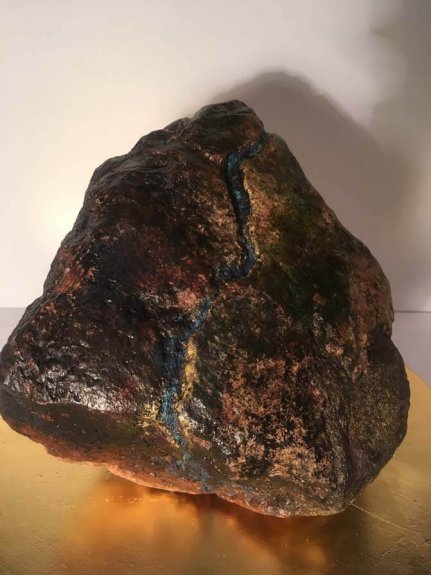 rzeźba do wnętrz, kamień naturalny wystrój wnętrz, eleganckie dodatki do salonu, gold leaf sculpture luxury art decor