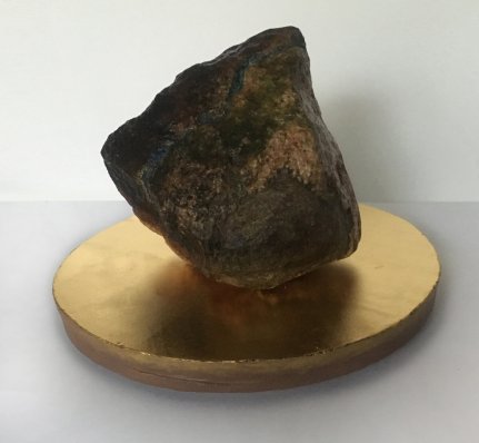 rzeźba do wnętrz, kamień, naturalna dekoracja do salonu, złoto, gold leaf scuplture