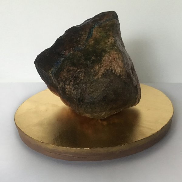 rzeźba do wnętrz, kamień, naturalna dekoracja do salonu, złoto, gold leaf scuplture