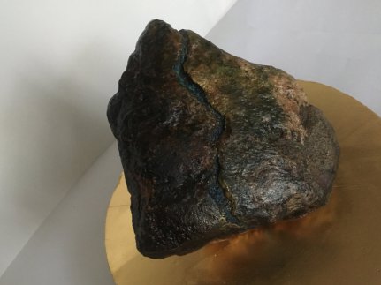 rzeźba do wnętrz, kamień naturalny, granit -podstawa zdobiona złoto płatkowe