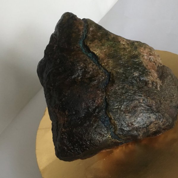 rzeźba do wnętrz, kamień naturalny, granit -podstawa zdobiona złoto płatkowe