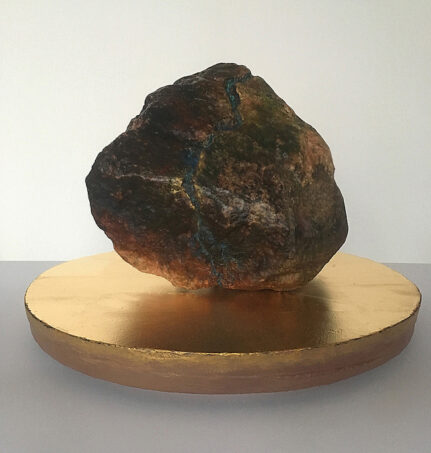 rzeźba do wnętrz, kamień naturalny osadzony na granicie pokrytym złotem, jako złote dodatki do salonu, golden sculpture luxury art