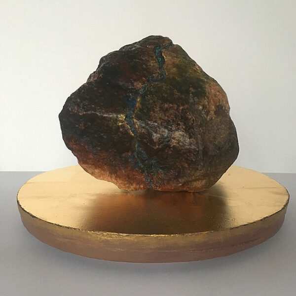 rzeźba do wnętrz, kamień naturalny osadzony na granicie pokrytym złotem, jako złote dodatki do salonu, golden sculpture luxury art