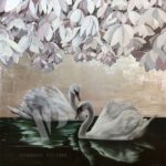 obrazy do salonu glamour, typu home decor, obrazy nowoczesne do salonu, kwiaty białe łabędzie na tafli wody w blasku srebrnego tła