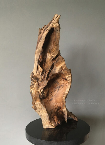 rzeźba do salonu, naturalny kamień- czarny i polerowany granit jako podstawa rzeźby, drewno z lasu, oszlifowane, stojące w pionie na granicie