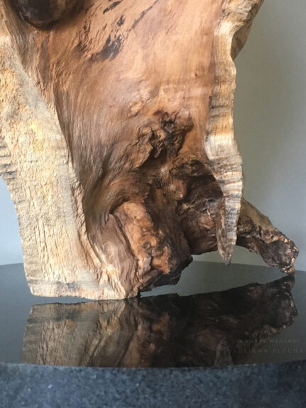 rzeźba do wnętrz, rzeźba do salonu, nowoczesna rzeźba, klasyczna rzeźba, dekoracja do salonu, naturalny kamień, czarny, drewno