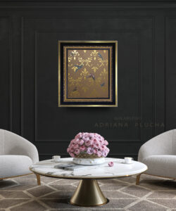 klasyczne czarne wnętrze, na ścianie złote dodatki do salonu, obraz nowoczesny, złote liście i niebieskie ptaki, w ramie