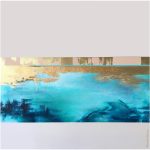 obrazy do salonu glamour, nowoczesne obrazy na ścianę, abstrakcja to pejzaż lazurowy, morski i złoty na szarym matowym tle jako złote dodatki