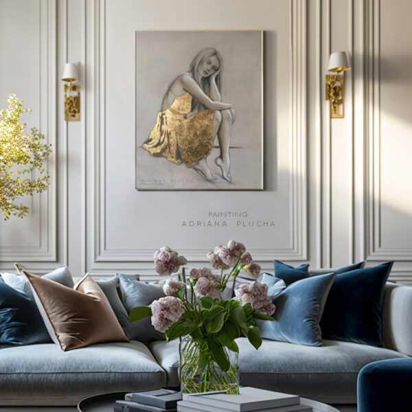 akt kobiecy obraz olejny na płótnie, siedząca dziewczyna w złotej sukience na szarym tle, elegancki wystrój wnętrz