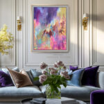 Nowoczesny salon, na ścianie kolorowy duży obraz abstrakcyjny, paleta intensywnych barw, las, pejzaż