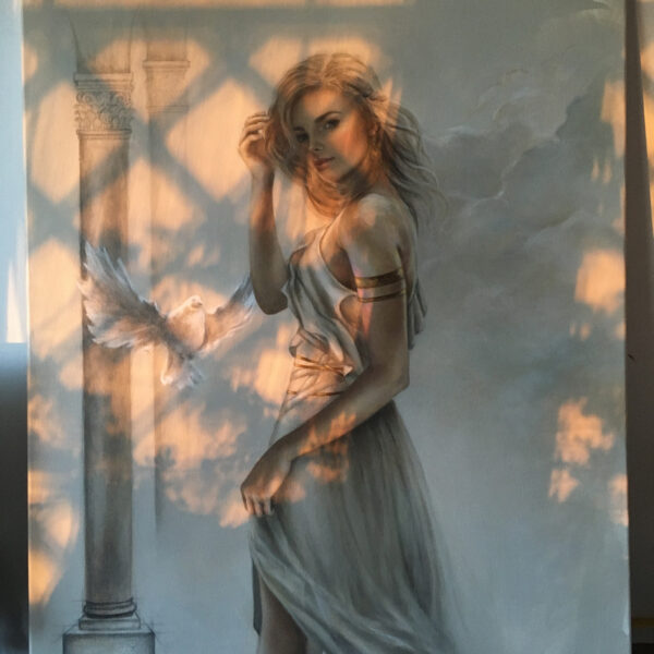 na obraz w pracowni wpada światło zachodzącego słońca tworząc piękne refleksy, na obrazie kobieta inspirowana antykiem z białym ptakiem